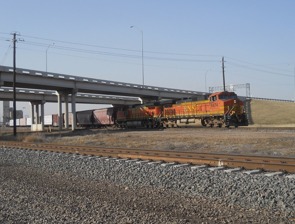 BNSF 4474  27Feb2011  Doing a little yardwork 